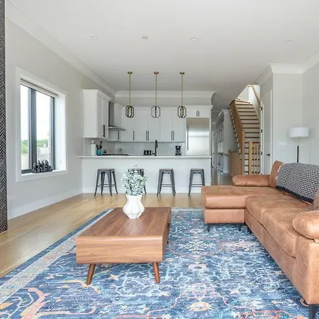 Large 2-Bedroom With Huge Roof Deck View Of Chicago Skyline
